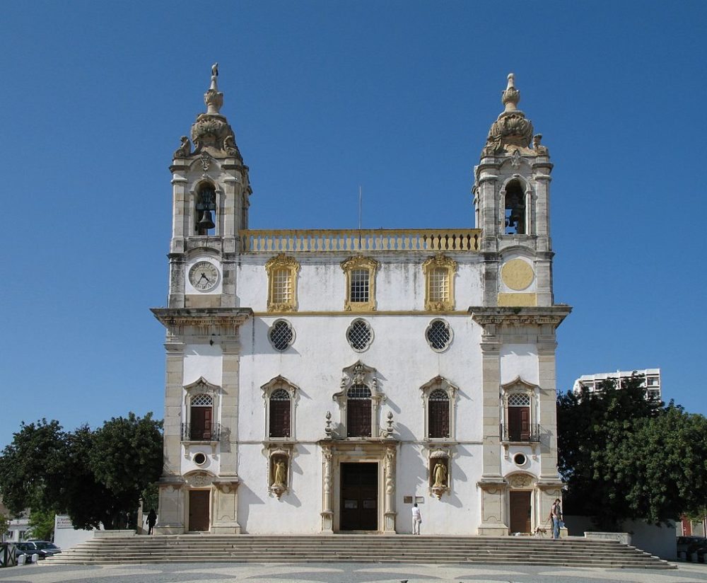 Karlmeliterkirche in Faro. (Urheber: Marc Ryckaert / Wiki / Lizenz: <a href="https://creativecommons.org/licenses/by/3.0/deed.en" target="_blank">CC</a>)