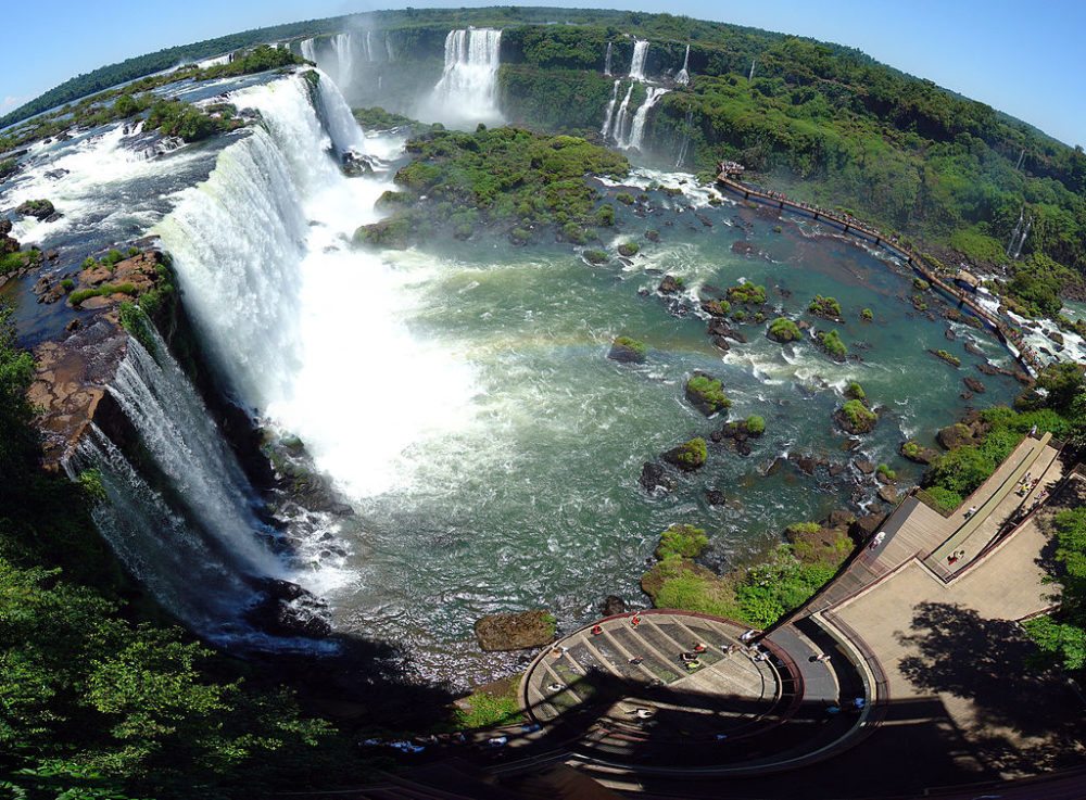 Panorama der Iguazú-Fälle. (Urheber: Martin St-Amant / Wiki / Lizenz: <a href="https://creativecommons.org/licenses/by/3.0/deed.en" target="_blank">CC</a>)