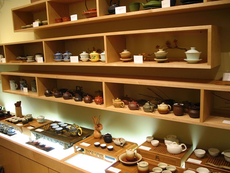 Requisiten der Teezeremonie (Bild: Gary Stevens, Wikimedia, CC)