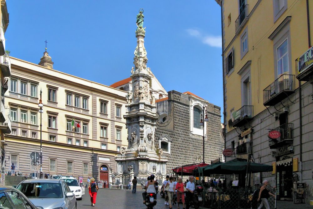 Obelisk Guglia dell' Immacolata (Denkmal der Unbefleckten Empfängnis) nahe der Kirche Santa Chiara auf der Piazza del Gesù Nuovo. (Urheber: Bildpixel / <a href="http://pixelio.de">pixelio.de</a>)