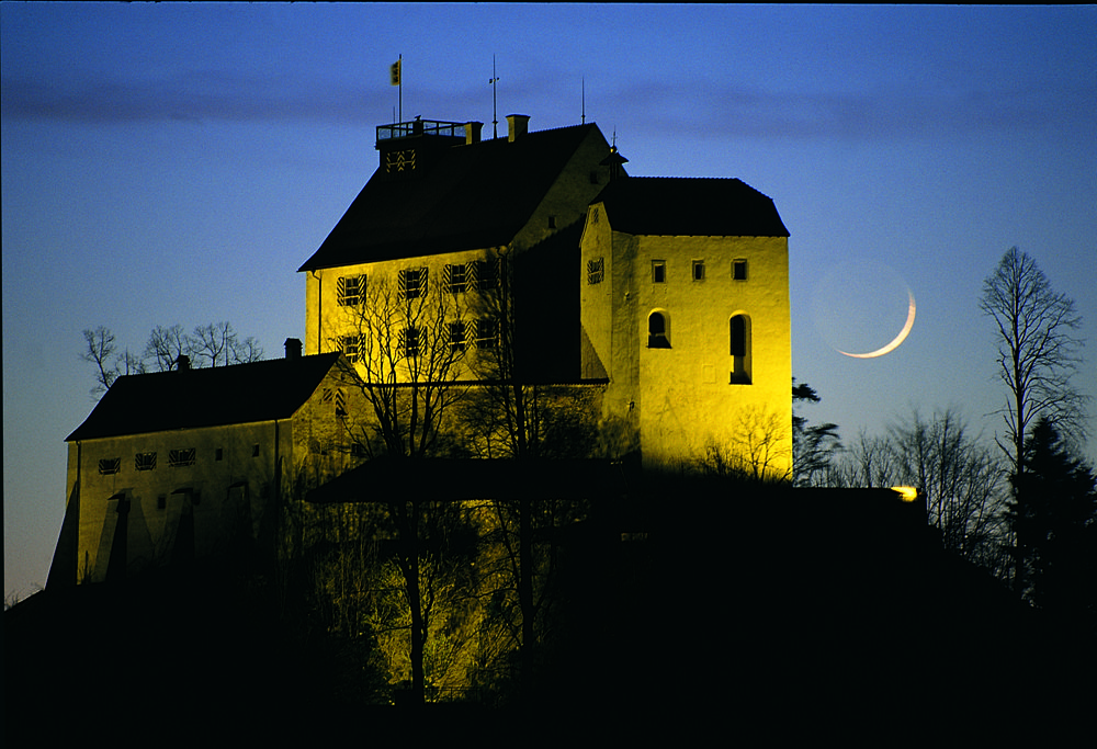 Die Waldburg bei Nacht (Bild: Gemeinde Waldburg)