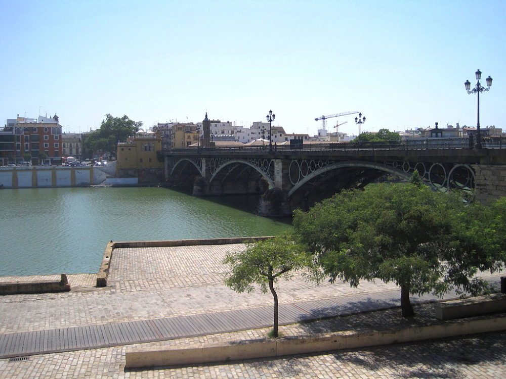 Puente de Isabel II, Triana, Sevilla. (Urheber: Roberto Chamoso G / Wiki / Lizenz: <a href="http://creativecommons.org/licenses/by-sa/3.0/es/deed.de" target="_blank">CC</a>)