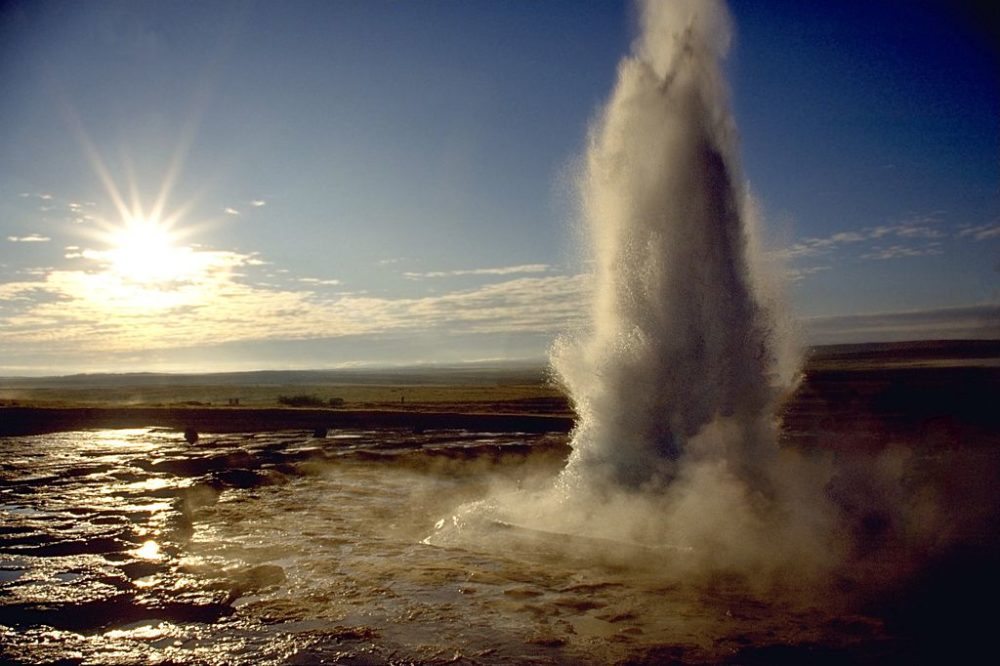 Ein Ausbruch des Strokkur auf Island (Bild: Andreas Tille; Wikimedia, CC)