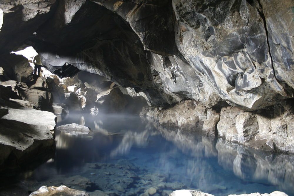 Die Höhle Grjótagjá am Mývatn, Island. Unter einer Kuppel aus Lava liegt eine Höhle mit kristallklarem Wasser. (Bild: Chrisdi98, Wikimedia, CC)
