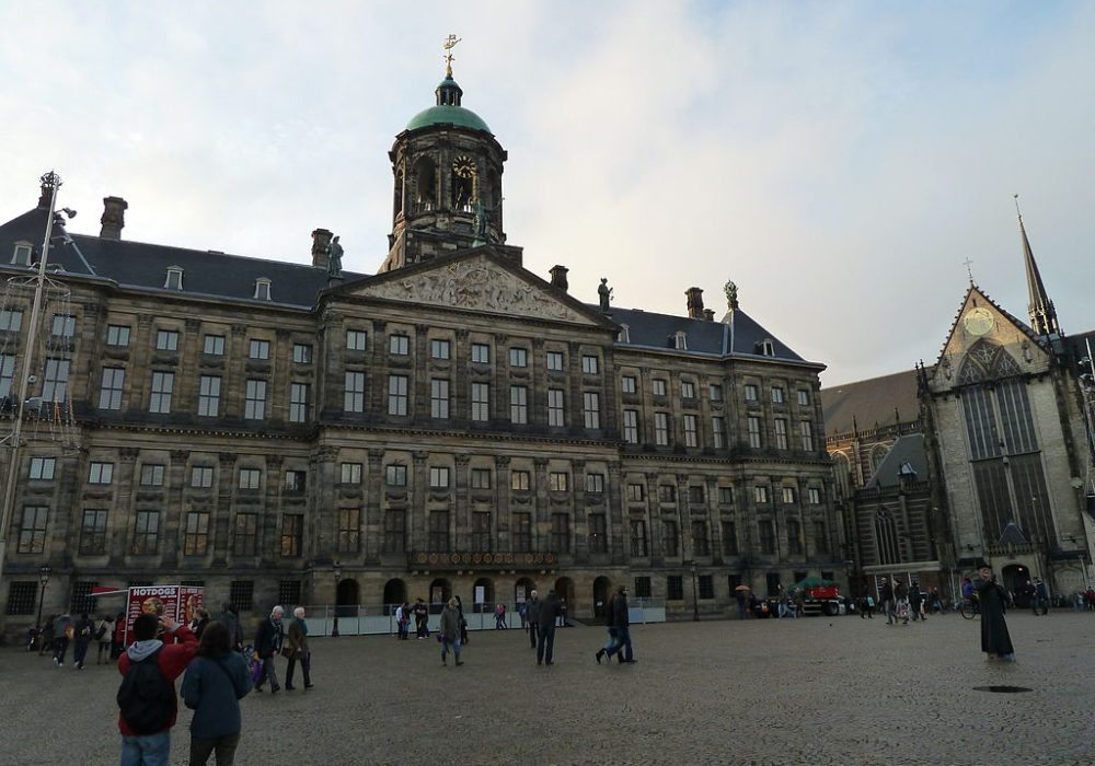 Der Koninklijk Paleis und die Nieuwe Kerk in Amsterdam(Bild: Deror_avi, Wikimedia, CC)