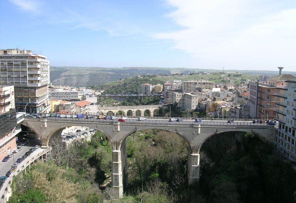 Drei Brücken von Ragusa, Sizilien (Bild: Gdiquattro, Wikimedia)