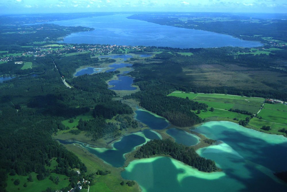 Luftaufnahme der Osterseen, Blick nach Norden in Richtung Starnberger See (Bild: Michael Knall, Wikimedia)