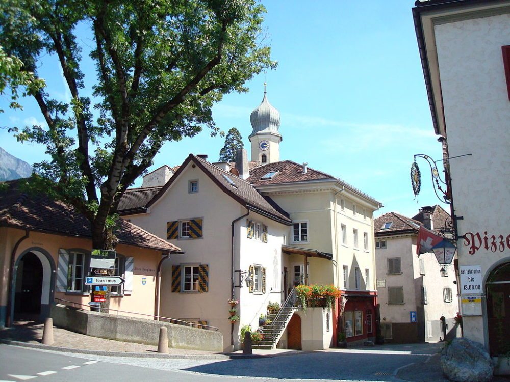 Maienfelder Altstadt mit Amanduskirche im Hintergrund (Bild: Claus Ableiter, Wikimedia, CC)