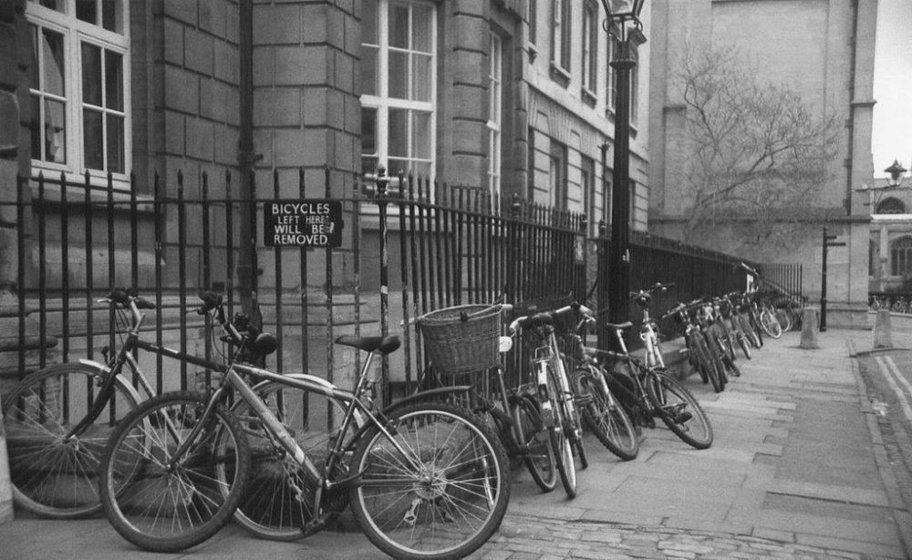 Oxforder Studenten parken ihre Fahrräder trotz Verbotsschild (Bild: Erikwkolstad, Wikimedia)