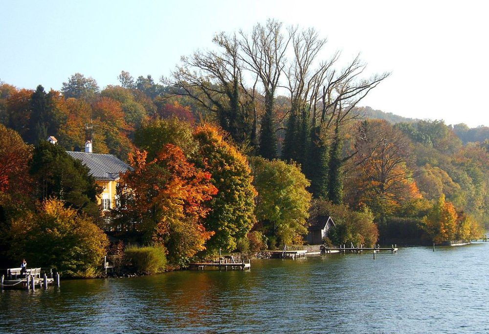 Leoni (Teil der Gemeinde Berg) am Ost-Ufer des Starnberger Sees (Bild: Petermann, Wikimedia, CC)