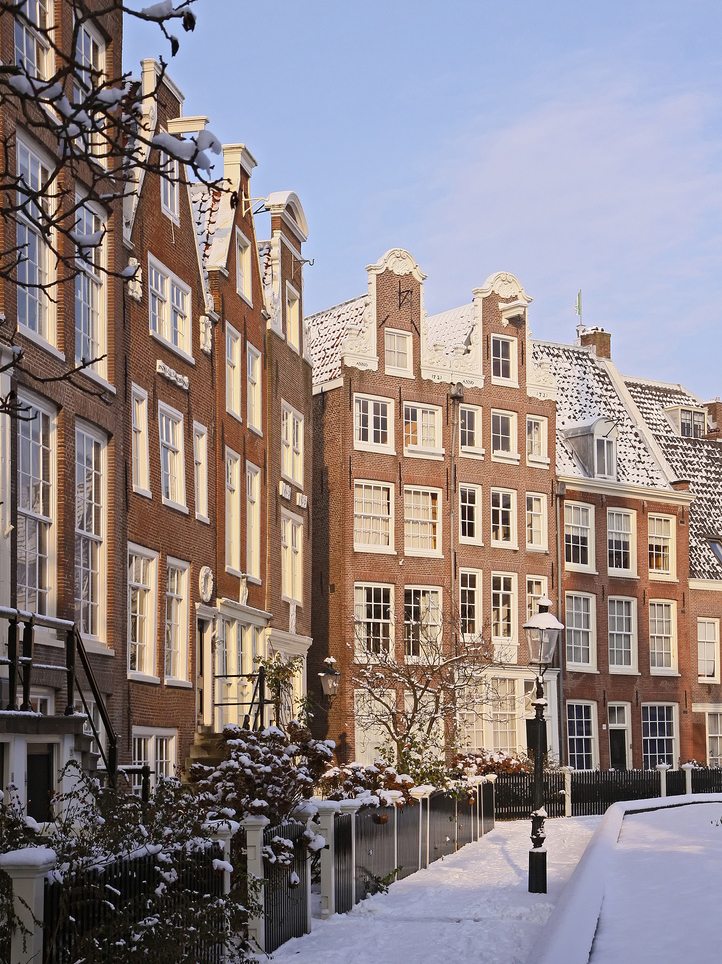 Begijnhof – Oase der Ruhe mitten in Amsterdam (Bild: drobm, Wikimedia, CC)