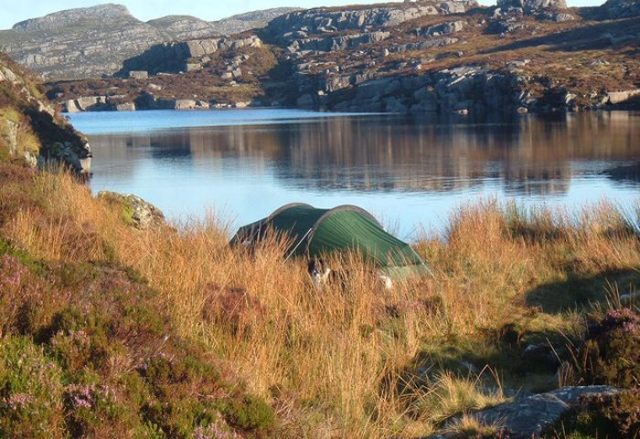 Camp-Site in der Nähe zu einer Frischwasserquelle (Bild: John Horner, Wikimedia, CC)