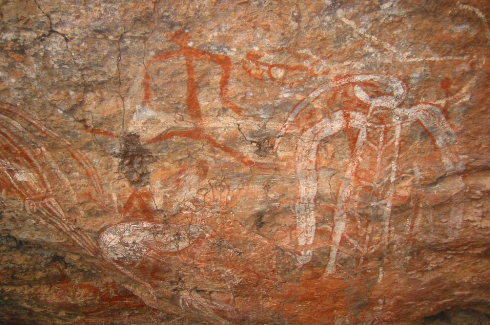 Felszeichnungen auf dem Felsplateau des Ubirr (Bild: Stefano, Wikimedia, CC)