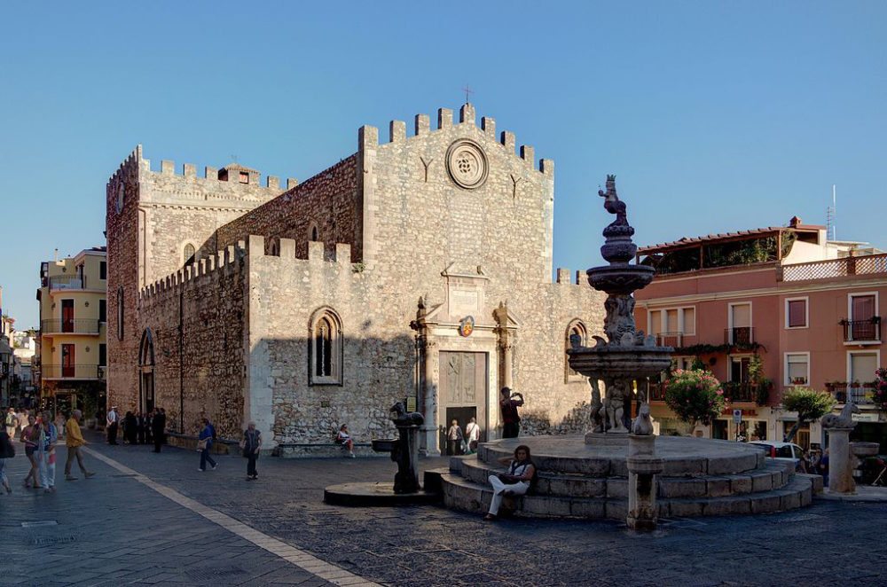 Piazza del Duomo, Dom S. Nicolò und der Ceuntarressa-Brunnen (Bild: Berthold Werner, Wikimedia,  CC)
