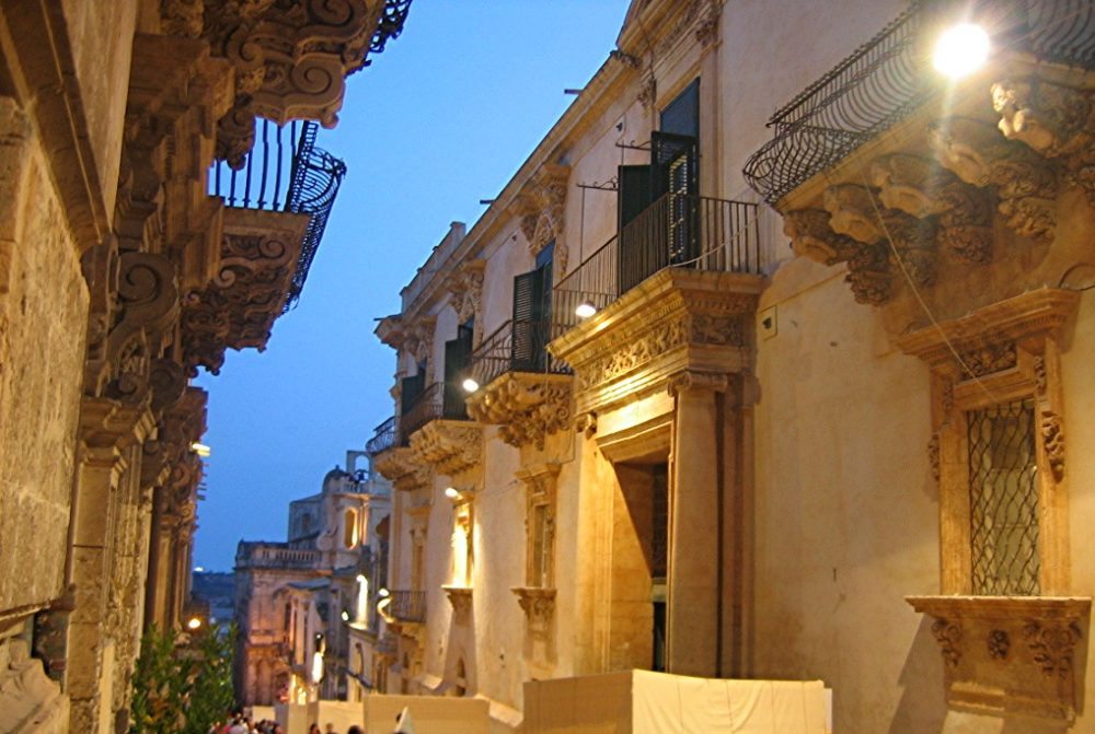 Via Nicolaci di Villadorata in Noto, Sizilien (Bild: Urban, Wikimedia, CC)