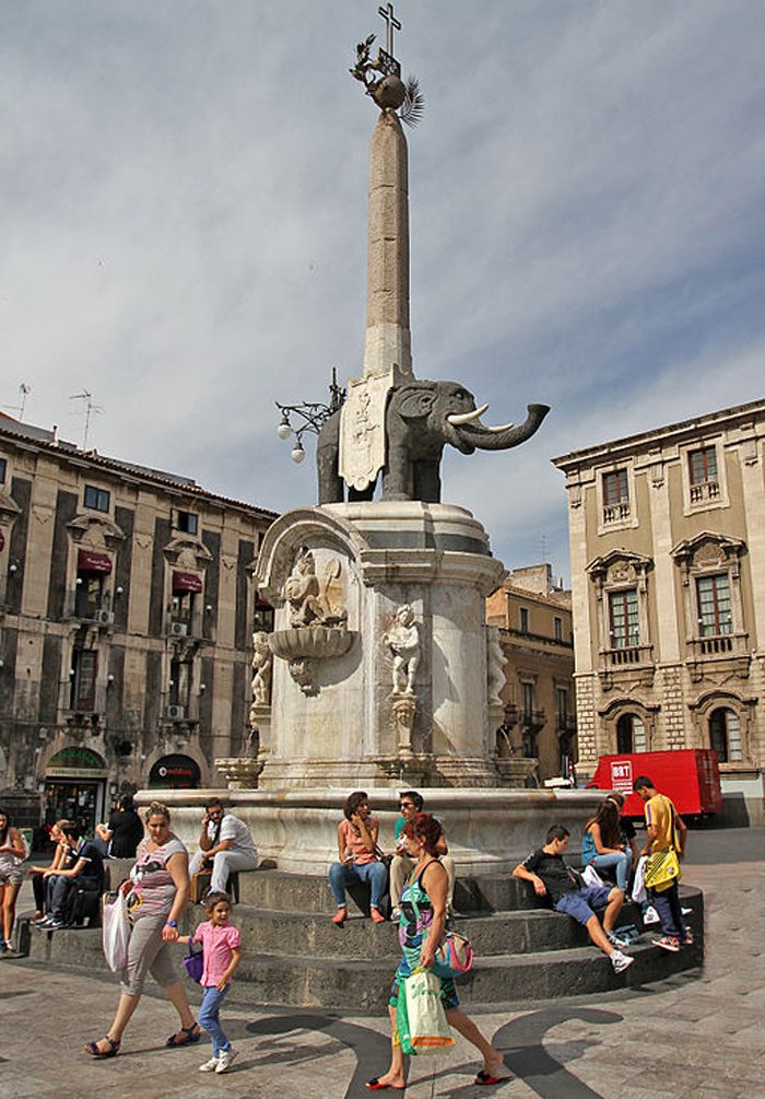 Elefantenbrunnen auf dem Piazza Duomo (Bild: Markos90, Wikimedia, CC)