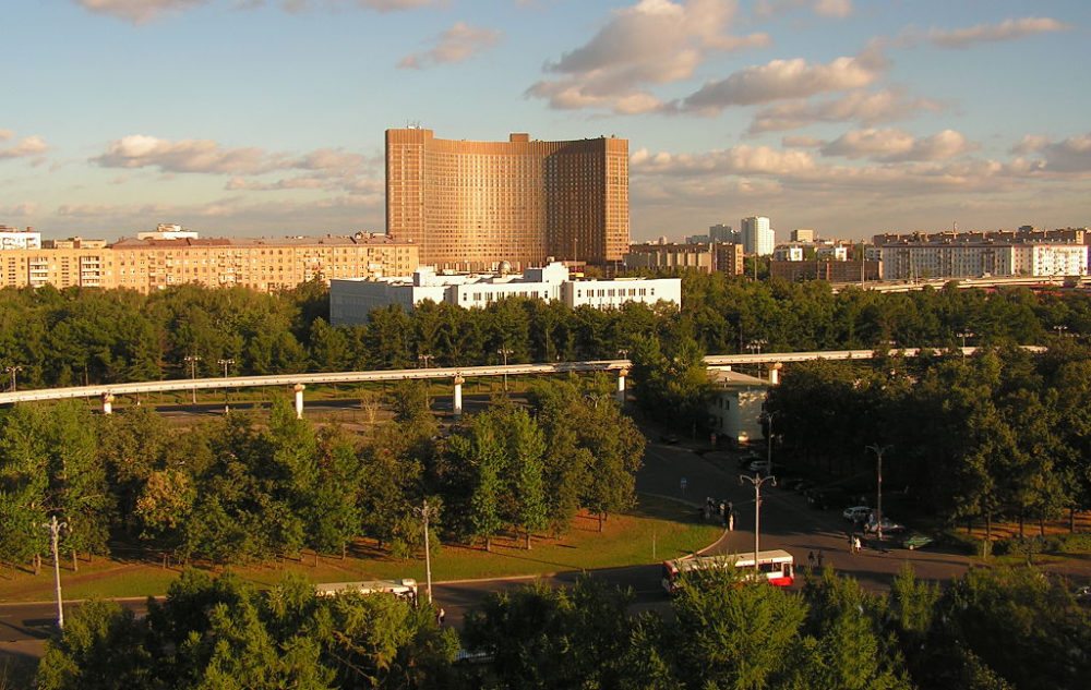 Hotel Kosmos im Nordosten Moskaus (Bild: Alesseus, Wikimedia, CC)