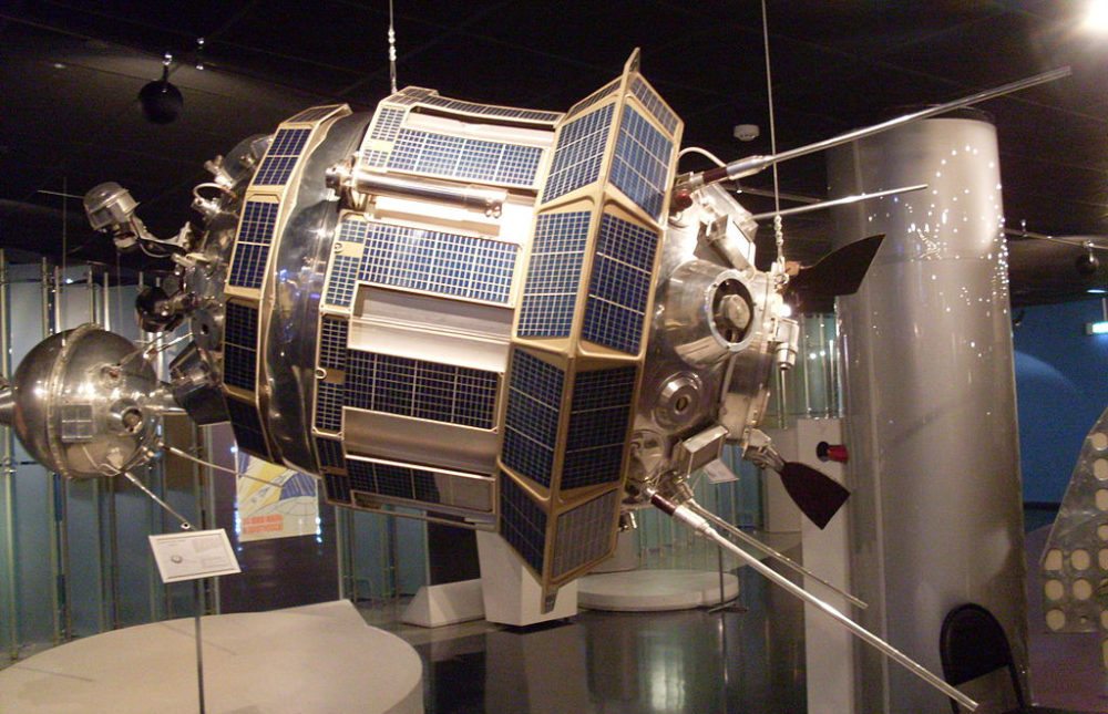 Luna-3-Model im Moskauer Kosmonauten-Museum (Bild: Armael, Wikimedia, CC)