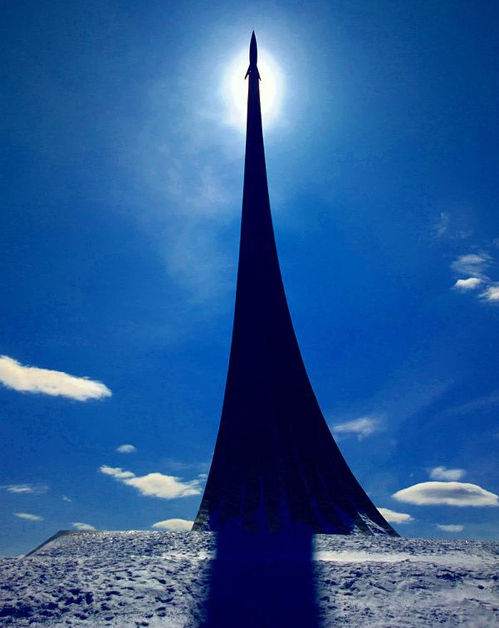 Sputnik-Denkmal in Moskau am Mittag (Bild: Ichattopadhyaya, WIkimedia, CC)