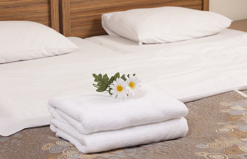 Als Erstes sollte das Bett geprüft werden (Bild: mertcan / Shutterstock.com)