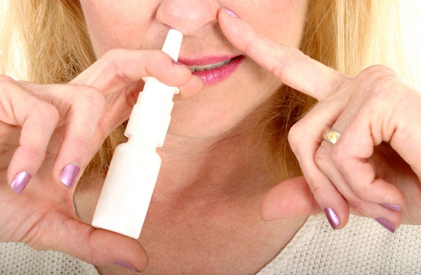 Nasensalzspray kann auf der Reise wertvolle Hilfe leisten. (Bild: Ken Hurst / Shutterstock.com)