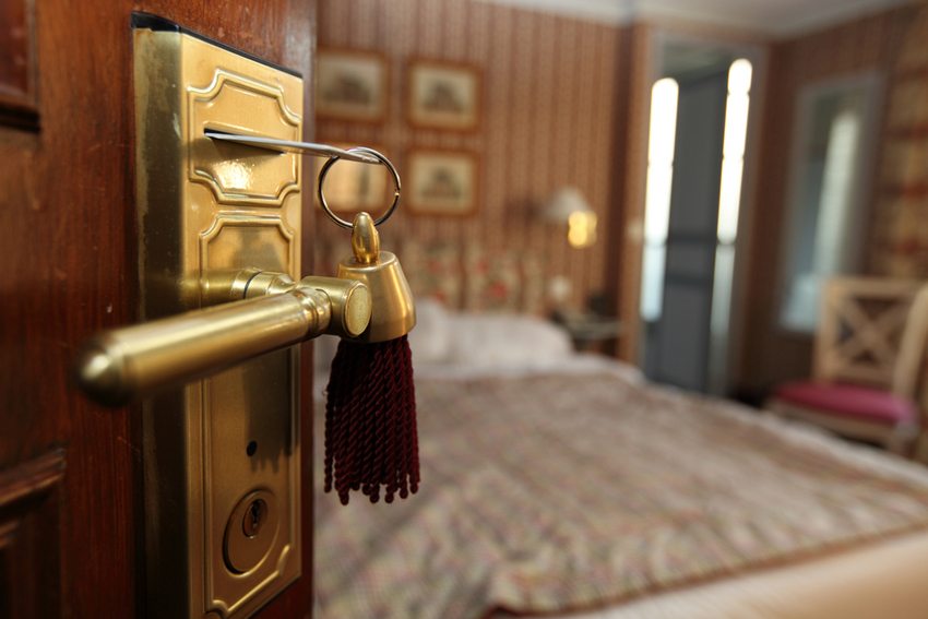 Türklinken, Fernbedienungen oder Lichtschalter werden beim Putzen der Hotelzimmer oft vernachlässigt (Bild: Sven Hoppe / Shutterstock.com)