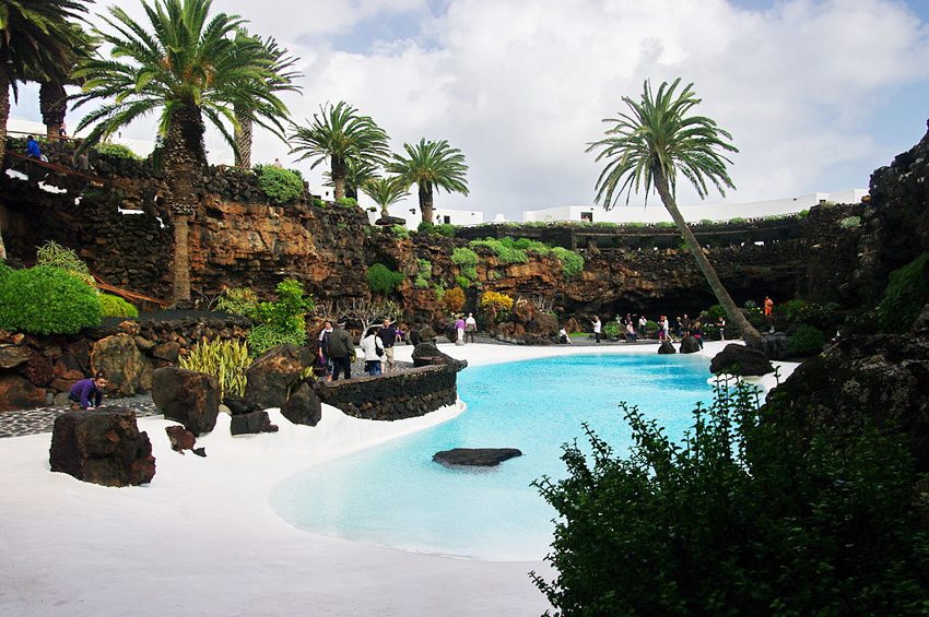 Das weisse Schwimmbecken in Jameos del Agua, Haria, Lanzarote (Bild: Balou46, Wikimedia, CC)