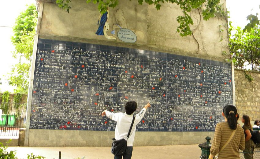 "Je t'aime"-Mauer im Quartier Montmartre am Place des Abbesses (Bild: Britchi Mirela, Wikimedia, CC)