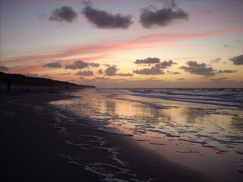Sonnenuntergang auf Vlieland (© Peter Heeling / Wikimedia / public domain)