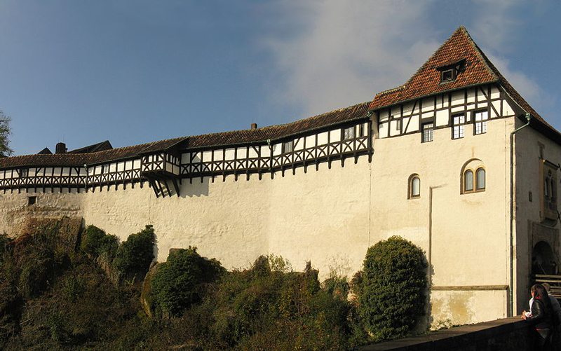 Wartburg in Thüringen – Panoramaansicht der Ostseite (Bild: Misburg3014, Wikimedia, CC)
