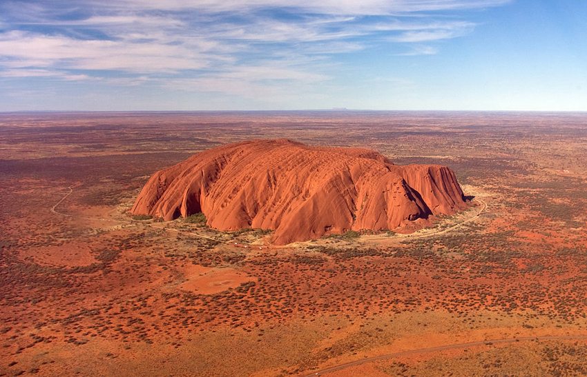 Uluru – von Luft aus gesehen (Bild: Corey Leopold, Wikimedia, CC)