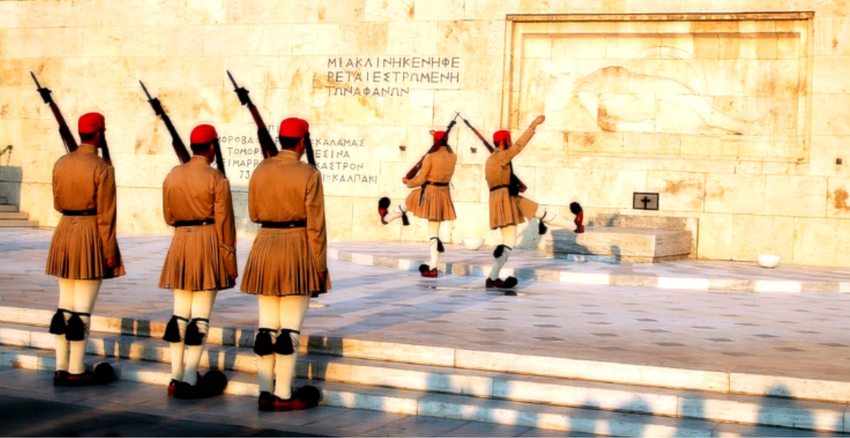 Die Evzonen – die ehemalige königliche Garde am Syntagma-Platz (Bild: Brastite, Wikiemdia, GNU)