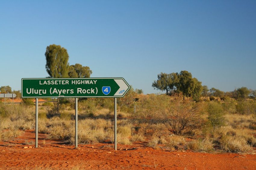 Hinweisschild des Lasseter Highway mit doppelter Namensnennung (Bild: Stephan, Wikimedia, CC)