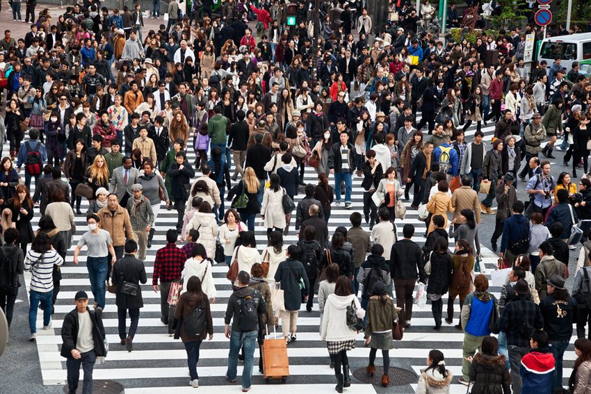 Arbeitstag in Tokyo – Japaner arbeiten im internationalen Vergleich ausgesprochen viel. (Bild: Thomas La Mela / Shutterstock.com)