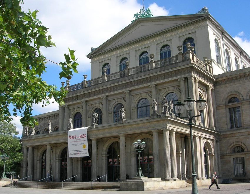 Das Opernhaus gehört zu den bedeutenden Sehenswürdigkeiten der Stadt Hannover. (Bild: Biggi  / pixelio.de)