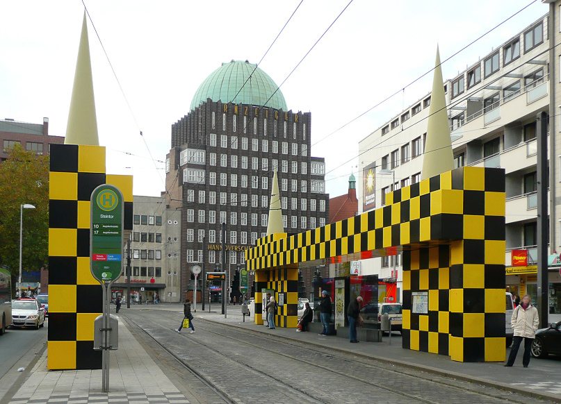 Busstop Steintor vor dem "Anzeiger"-Hochhaus in Hannover (Bild: Axel Hindemith, Wikimedia)