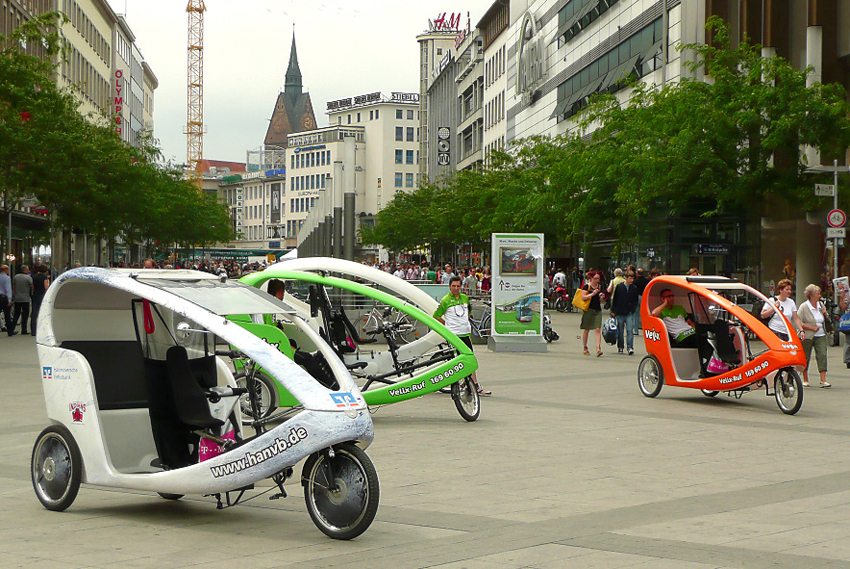Fahrradtaxis am Hauptbahnhof von Hannover (Bild: AxelHH, Wikimedia, CC)