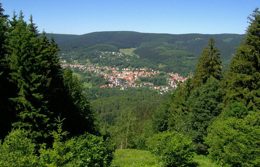 Blick über Suhl-Goldlauter hinweg zum Grossen Beerberg (Bild: Elop, Wikimedia, CC)