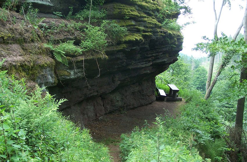 Die am Rennsteig befindliche "Rennsteig-Grotte" (Bild: Metilsteiner, Wikimedia, GNU)
