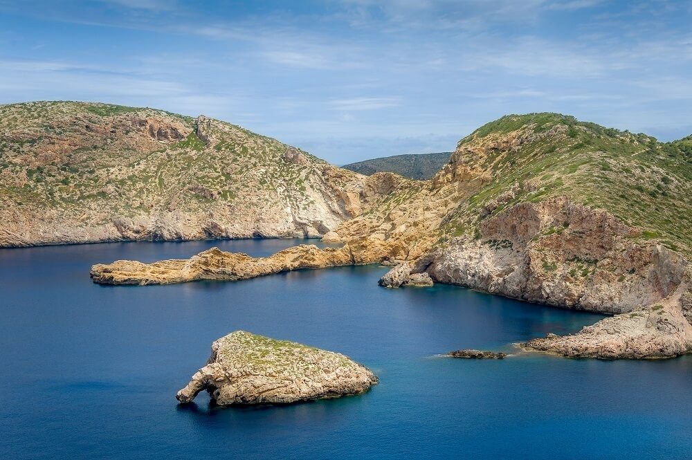 Vor der Südküste Mallorcas liegt die kleine, fast menschenleere Insel Cabrera. (Bild: © AlexanderNikiforov - fotolia.com)