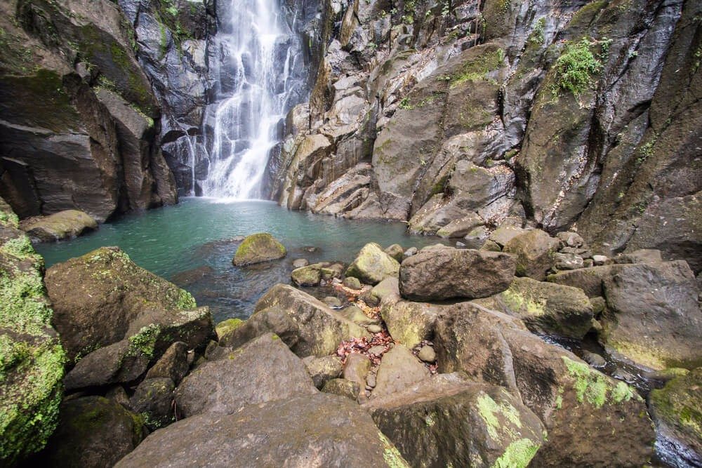 Besonders sehenswert ist der „Emerald Pool“: ein Wasserfall, der in eine Felsgrotte stürzt und ein natürliches Wasserbassin bildet. (Bild: © Gerardo Borbolla - shutterstock.com)