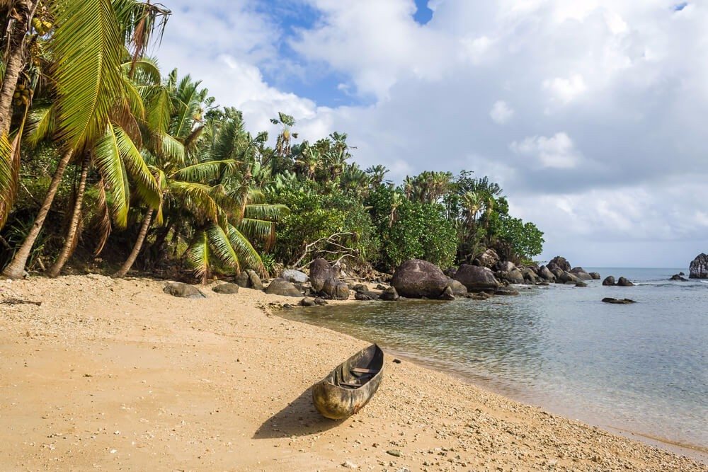 Vor der Nordostküste Madagaskars liegt versteckt die kleine Insel Sainte-Marie. (Bild: © Pierre-Yves Babelon - shutterstock.com)