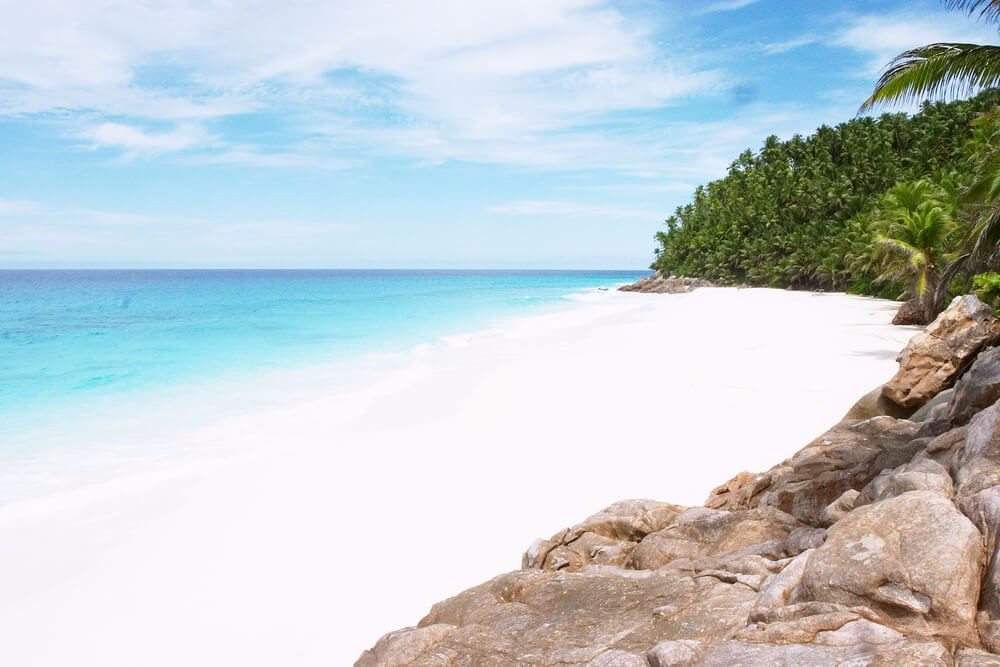Klein, mit versteckten Buchten und pulverweichen Sandstränden, so sieht sie aus, die perfekte Insel für Piraten. (Bild: © Paul Cowan - shutterstock.com)