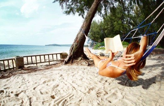 Wer fünf Tage am Strand in der Sonne liegt und liest, wird nicht so einfach Bekanntschaften machen. (Bild: © Dudarev Mikhail - shutterstock.com)