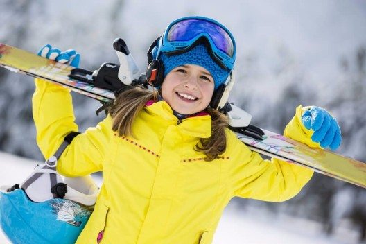 Ski-Ferien mit Kindern stehen und fallen mit der richtigen Vorbereitung. (Bild: © gorillaimages - shutterstock.com)