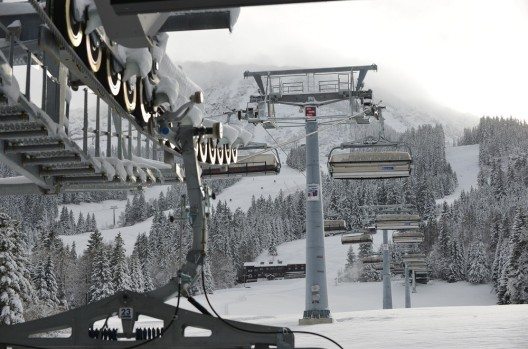 Drei neue Sesselbahnen wurden im Skigebiet Oberjoch gebaut. Das Bild zeigt die neu gebaute Achter-Sesselbahn. (Bild: © Wolfgang B. Kleiner  )