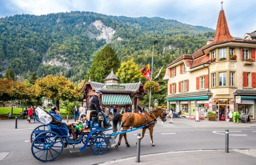 Ein Besuch in Interlaken bietet vielerlei Möglichkeiten für Ausflüge mit der ganzen Familie. (Bild: Boris-B – Shutterstock.com)