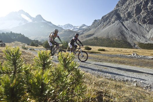 Mountainbiker bei der Alp Mora am Rande des Schweizerischen Nationalparks (Bild: Graubünden Ferien/Andrea Badrutt)