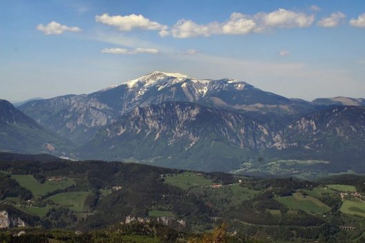 Blick auf den Schneeberg vom Sonnwendstein (Bild: Schletz, Wikimedia, public domain)