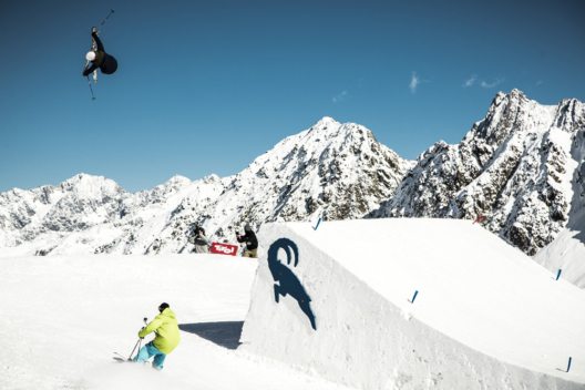 Im Snowpark Kaunertal filmt Flo Achenrainer die Tricks und Sprünge der Snowboarder und Freeskier. (Bild: Christoph Schöch, KTO)